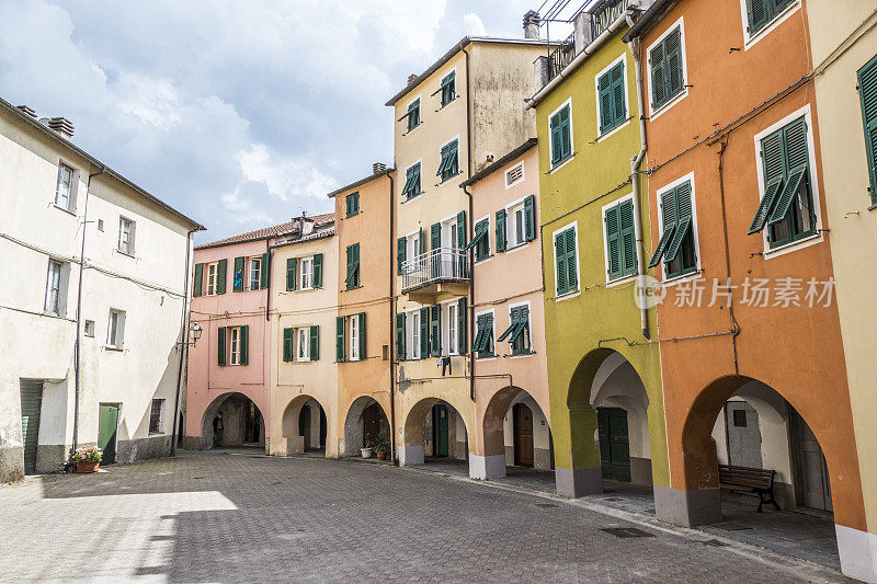 瓦雷兹·利古雷(Varese Ligure)美丽的彩色外墙房屋